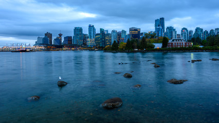 Skyline von Vancouver an einem wolkigen Herbstmorgen