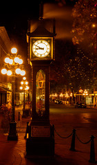 Dampfende Steam Clock in Vancouver im Bezirk Gastown am Abend