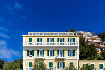 Naklejka premium Kolorowy dom z bliska w Monterosso Al Mare we Włoszech