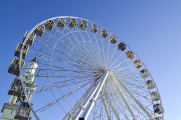 Fototapeta premium Ferris wheel against a blue sky background.