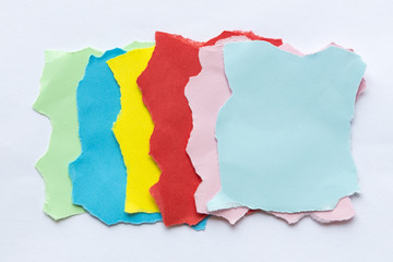 Разноцветные рваные фрагменты цветной бумаги