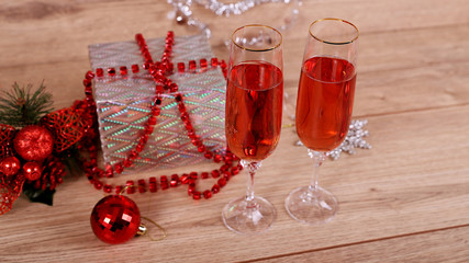 Шампанское в двух фужерах на праздновании Рождества и Нового года