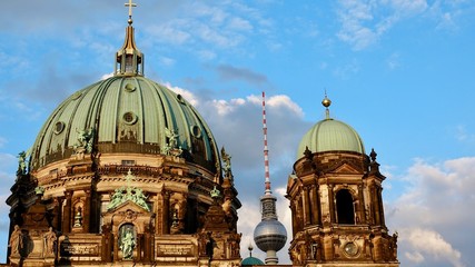 Berliner Wahrzeichen - Dom und Fernsehturm © Omm-on-tour