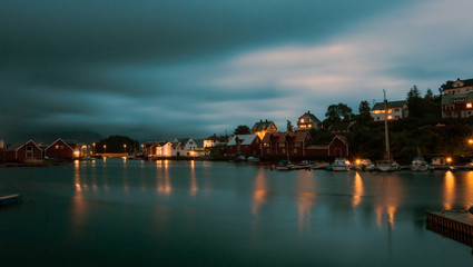Obraz premium A wonderful Night shot of a city and harbor in Norway. beautiful landscape and light with sunset
