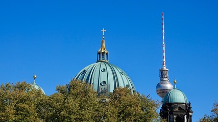 Berliner Wahrzeichen - Dom und Fernsehturm © Omm-on-tour