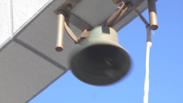 伊良湖岬の恋人岬で幸せの鐘を鳴らす