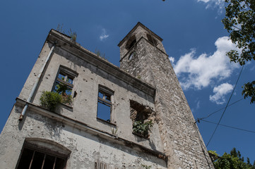 Fototapeta na wymiar Bosnia: la Torre dell'Orologio (Sahat Kula), importante esempio del prolifico periodo ottomano, datata 1630, bombardata e danneggiata durante la guerra bosniaca (1992-1995)