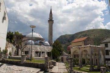 Mostar: le tombe dei martiri circondate da edifici  distrutti nel conflitto degli anni '90 nel...