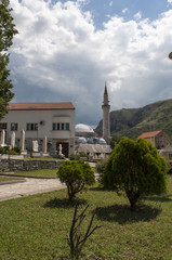 Mostar: le tombe dei martiri circondate da edifici  distrutti nel conflitto degli anni '90 nel cimitero vicino alla moschea Nesuh-aga Vucijakovic (Dzamija pod lipom, la moschea sotto il tiglio)