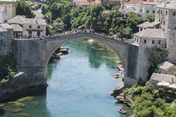 Mostar, Bosnien: Blick auf die Stari Most (Alte Brücke), osmanische Brücke aus dem 16. Jahrhundert, Wahrzeichen der Stadt, zerstört am 9. November 1993 durch kroatische Streitkräfte während des kroatisch-bosnischen Krieges