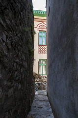 Bosnia: i vicoli di Mostar, la città vecchia sul fiume Narenta, con un palazzo esempio dell'architettura austro-ungarica costruito durante il periodo della dominazione austro-ungarica