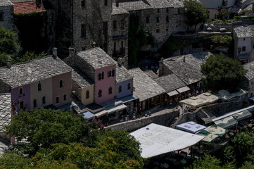 Fototapeta na wymiar Bosnia Erzegovina, Europa: lo skyline del vecchio bazar Kujundziluk, il quartiere musulmano della città vecchia di Mostar con i suoi negozi di prodotti artigianali e gli edifici colorati