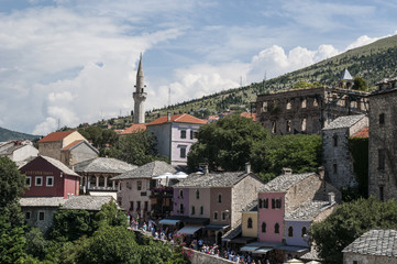 Fototapeta na wymiar Bosnia Erzegovina, Europa: lo skyline del vecchio bazar Kujundziluk, il quartiere musulmano della città vecchia di Mostar con i suoi negozi di prodotti artigianali e gli edifici colorati