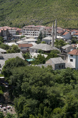 Bosnia: lo skyline di Mostar visto dai tetti della città vecchia con vista dei minareti e delle sue moschee