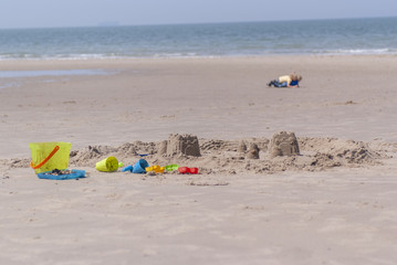 Fototapeta na wymiar Sandspielzeug am Strand