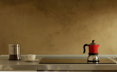 Caffettiera in cucina moderna. Tazzina caffè bianca. Design interni. Luce morbida naturale. Casa elegante