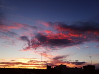 Amanecer rojo en otoño