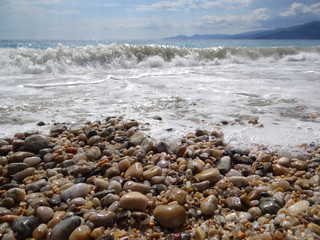 Plakat Gravel beach with stormy sea waves