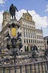 Fototapeta premium Augustusbrunnen und Rathaus in Augsburg
