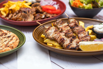 Griechisches Essen Souvlaki Fleischspieß vom Schwein Huhn mit Pommes und Zaziki im Restaurant zum...