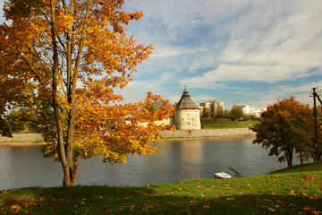 Fototapeta premium Beautiful autumn day in the park of the city of Pskov with a view of the tower..
