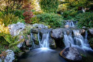 Fototapeta na wymiar Der japanische Wasserfall in Wien 