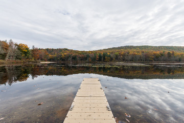 Laurel Lake Recreational Area in Pine Grove Furnace State Park in Pennsylvania during fall - obrazy, fototapety, plakaty