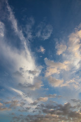 Obraz premium Blue sky background with picturesque lit clouds