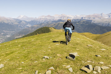 Ciclista desciende la cumbre