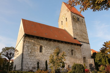 Blick auf die St. Andreas Kirche im Kurort Bad Gögging in Niederbayern