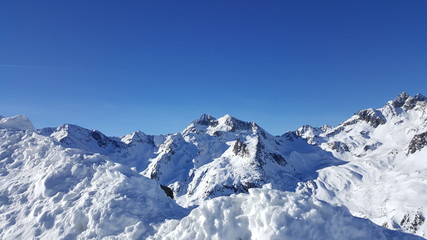 Fototapeta na wymiar Image of snow covered mountain peaks in the alps