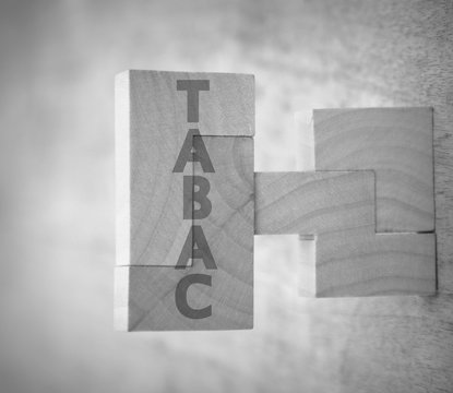 TABAC, sur pancarte de signalisation en bois