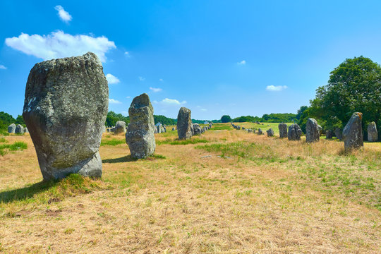 Vista del Alineamiento Megal&iacute;tico de Menhires de Menec en el Yacimiento Prehist&oacute;rico Neol&iacute;tico y Celta de Carnac, Morbihan, Breta&ntilde;a, Francia