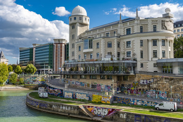 Der Donaukanal mit dem Urania Observatorium in der Innenstadt von Wien, der Hauptstadt Österreichs