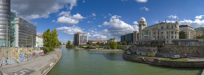 Der Donaukanal mit dem Urania Observatorium in der Innenstadt von Wien, der Hauptstadt Österreichs
