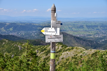 Fototapeta na wymiar Panneaux de randonnée au Przełęcz między Kopami