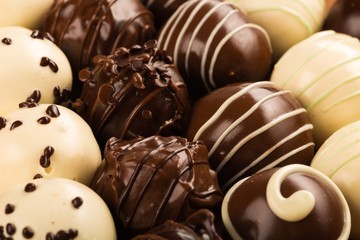 Dark and white chocolate candies / pralines / truffles, assorted