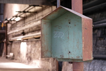 Häuschen Metallkasten in altem Fabrikgebäude