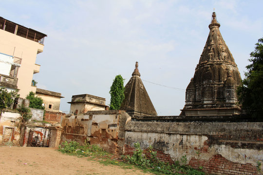 Translation: The scenery of Varanasi's ghats and the Ganges
