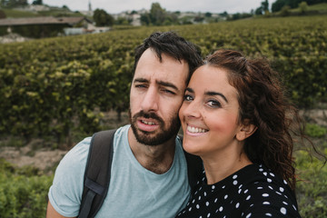 Fototapeta premium .Young couple in love, touring the vineyards of France at the time of grape harvest. Fun, natural and affectionate. Lifestyle.
