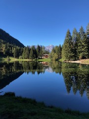 Obraz premium lago di montagna montagne escursione gita relax baita monti montagne laghi natura 