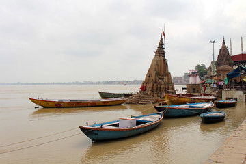 Translation: The scenery of Varanasi's ghats by the Ganges