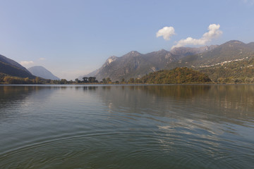 in mezzo al lago guardando verso le cime al confine con la svizzera - 226868095
