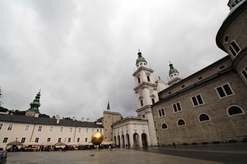Fototapeta na wymiar Kapitelplatz und Salzburger Dom.
