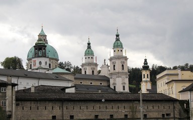 Fototapeta premium Salzburger Dächer mit Blick auf den Dom.
