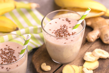 Banana and almond smoothie with ginger and flax seeds