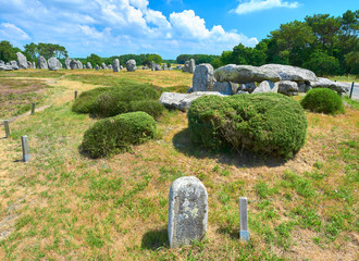Vista Paisaje del Dolmen de Kermario en el Yacimiento Prehistórico Neolítico y Celta de Menhires de Carnac, Morbihan, Bretaña, Francia © Juanje Pérez