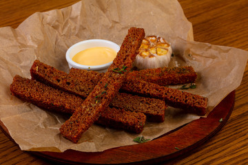Garlic croutons with sauce