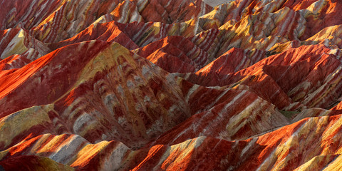 Zhangye Danxia Nationaal Geopark - Provincie Gansu, China. Chinese Danxia veelkleurige danxia-landvorm, regenboogheuvels, gekleurde rotsen, zandsteenerosie, lagen rode, gele en oranje strepen.张掖