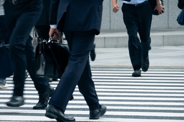 Naklejka premium 歩く人々